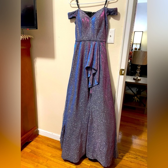 This is a gorgeous gown. Great for prom or other occasions🫶🏽
